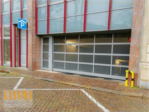 Einfahrt zur Tiefgarage der LANUWA Klinik mit Parkschild Einfahrt zur Tiefgarage der LANUWA Klinik mit Parkschild