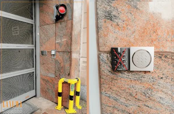 Tor zur Tiefgarage mit Code-Tastatur Tor zur Tiefgarage mit Code-Tastatur